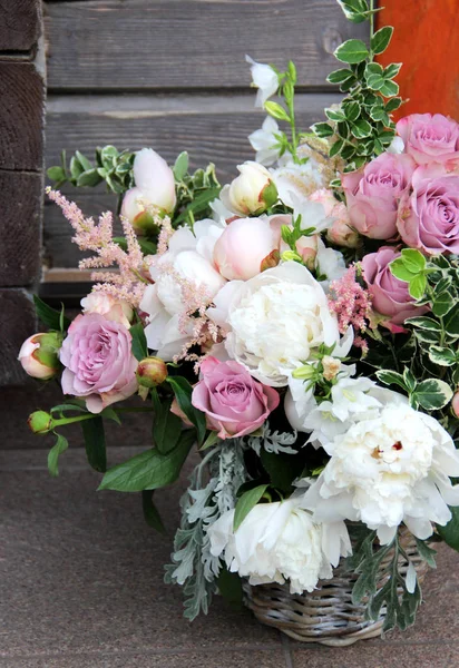 Schöner Hochzeitsstrauß mit vielen zarten Blumen — Stockfoto