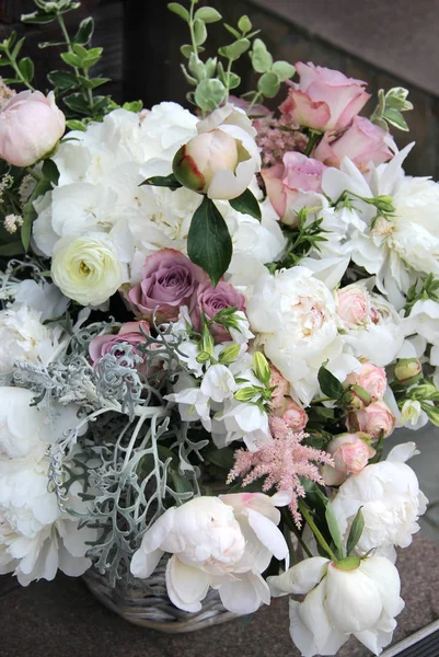 Hermoso ramo de boda con un montón de flores tiernas —  Fotos de Stock
