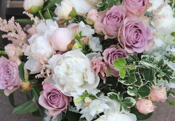 Hermoso ramo de boda con un montón de flores tiernas —  Fotos de Stock