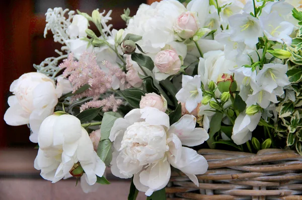 Прекрасный свадебный букет с пионом и розами — стоковое фото