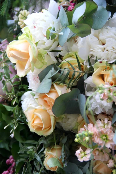 Bellissimo bouquet da sposa con peonia e rose — Foto Stock