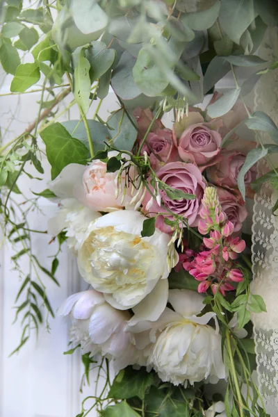 Piękny ślub bukiet z róż i piwonia — Zdjęcie stockowe