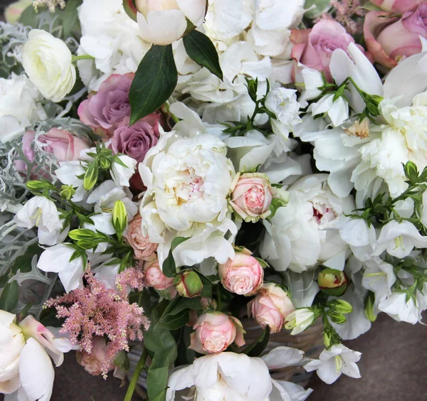 Piękny ślub bukiet z róż i piwonia — Zdjęcie stockowe