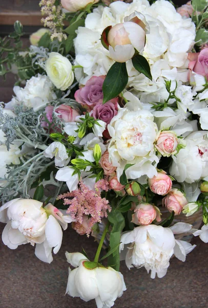 Hermoso ramo de boda con peonía y rosas —  Fotos de Stock