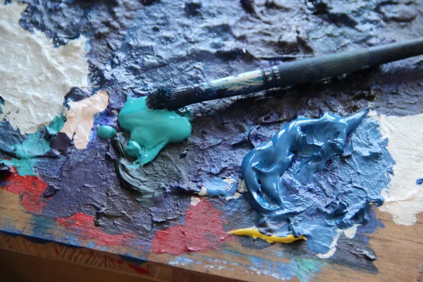 Art palette and paintbrushes — Stock Photo, Image