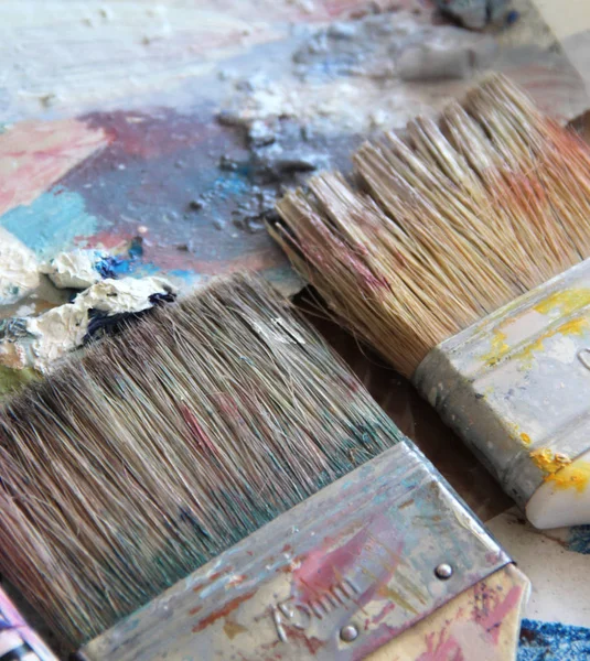 Art palette and paintbrushes — Stockfoto