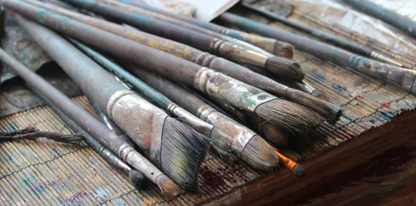 Art palette and paintbrushes — Stok fotoğraf