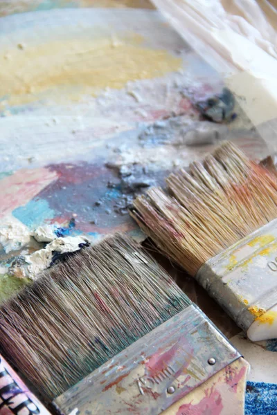 Art palette and paintbrushes — Stok fotoğraf
