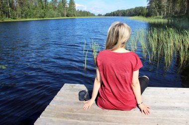 Genç güzel kadın zevk Finlandiya doğası