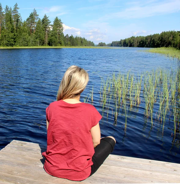 Νεαρή όμορφη γυναίκα, Απολαύστε τη φύση της Φινλανδίας — Φωτογραφία Αρχείου