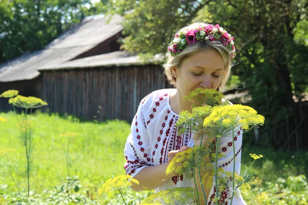 Mooie Oekraïense vrouw in de nationale klederdracht — Stockfoto