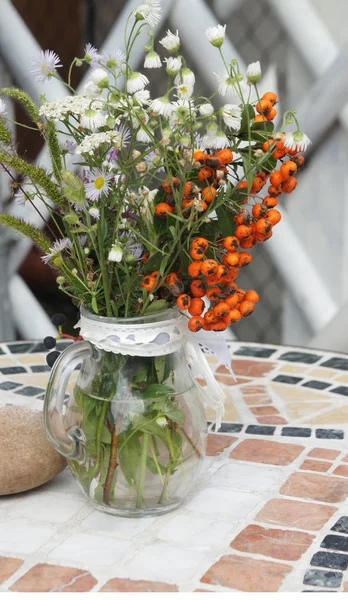 Belo terraço com uma mesa e flores sazonais — Fotografia de Stock
