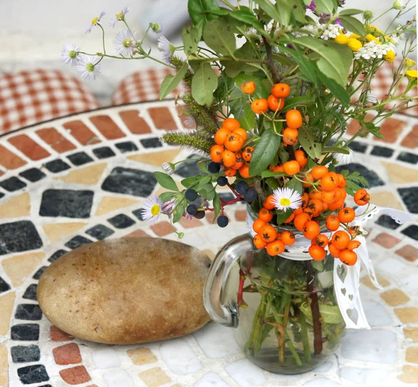 Vacker terrass med bord och säsongens blommor — Stockfoto