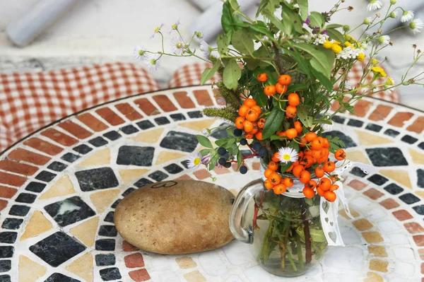 Mooi terras met een tafel en seizoensgebonden bloemen — Stockfoto