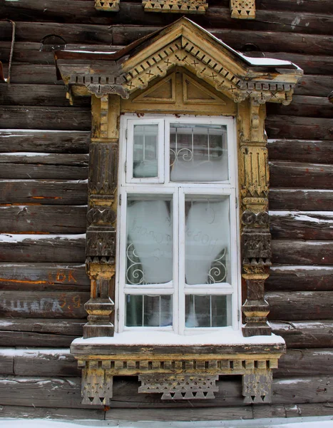 Casas tradicionais esculpidas em madeira russo — Fotografia de Stock