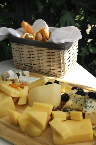 Mistura de queijo diferente na mesa — Fotografia de Stock