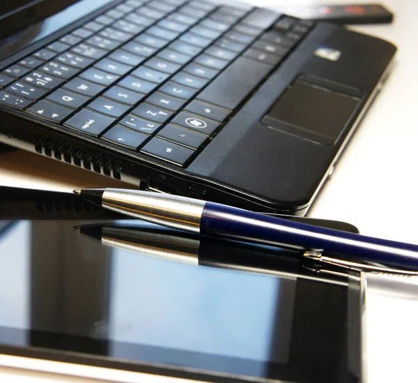 Home Office Tisch Mit Laptop Und Notebook — Stockfoto