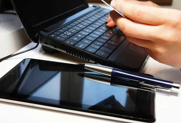 Τραπέζι Γραφείου Laptop Και Notebook Δακτυλογράφηση Θηλυκό Χέρι — Φωτογραφία Αρχείου