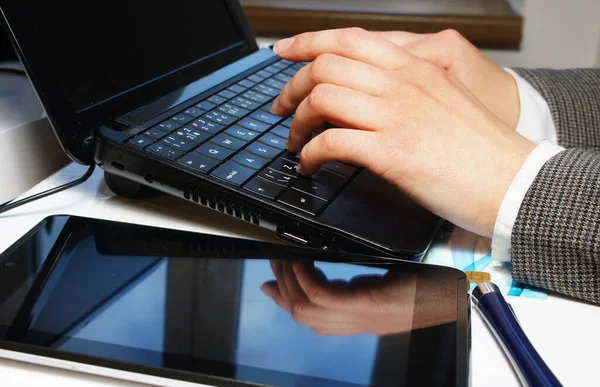 Home Office Tisch Mit Laptop Und Notizbuch Mit Tippenden Frauenhänden — Stockfoto