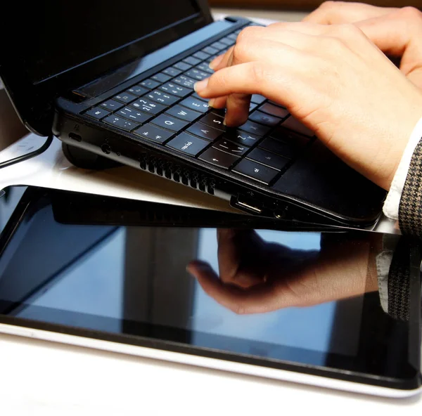 Τραπέζι Γραφείου Laptop Και Notebook Δακτυλογράφηση Γυναικεία Χέρια — Φωτογραφία Αρχείου