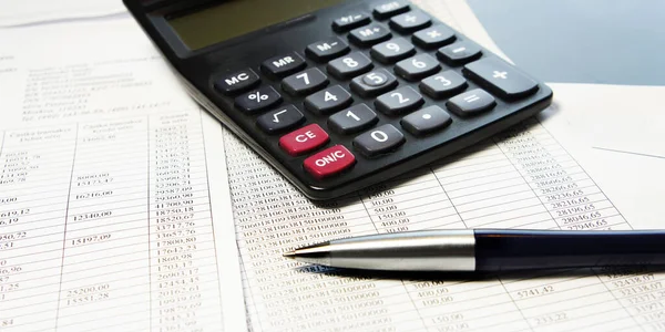 Kalkulačka Pero Účetní Dokument Spoustou Čísel — Stock fotografie