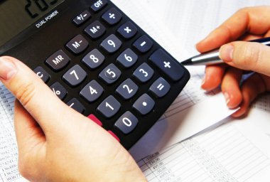 Bir sürü rakamlı hesap makinesi, kalem ve muhasebe belgesi 