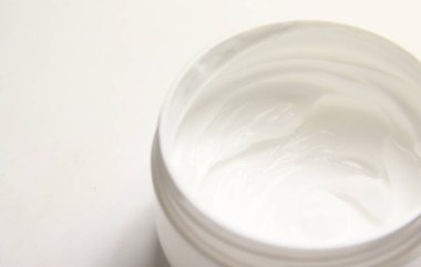 Güzel cilt için yüz kremi, beyaz sırtüstü izole edilmiş.