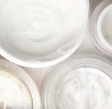 Güzel cilt için yüz kremlerinin karışımı, beyaz arka planda izole edilmiş.