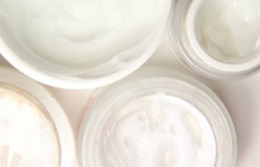 Güzel cilt için yüz kremlerinin karışımı, beyaz arka planda izole edilmiş.