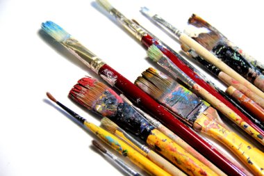 Evde kalıp sanat yap, fırça karıştır. 