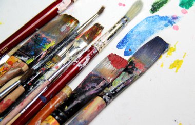 Evde kalıp sanat yap, fırça karıştır. 