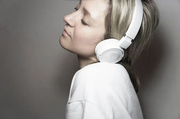 Retrato Jovem Bela Mulher Ouvindo Música — Fotografia de Stock