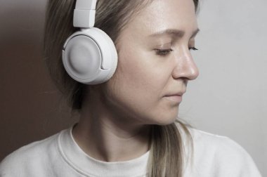Müzik dinleyen güzel bir kadının portresi.         