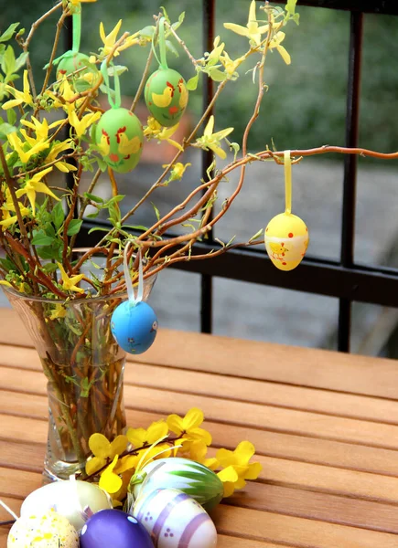 Mistura Belos Ovos Coloridos Páscoa Artesanal Flores Primavera Vaso — Fotografia de Stock
