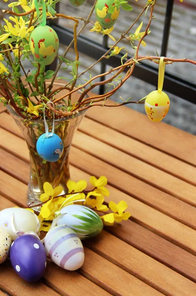 Mix Beautiful Handmade Easter Colored Eggs Spring Flowers Vase — Stock Photo, Image