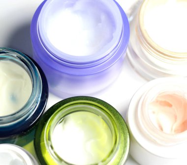 Renkli kavanozlardaki güzel cilt kremlerinin karışımı.