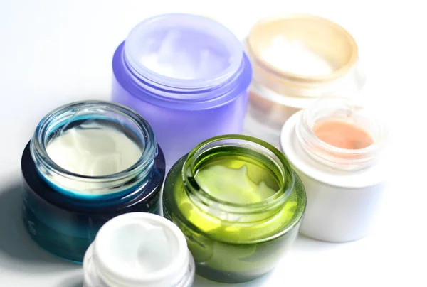 在色彩艳丽的罐子里 用面霜搅拌出美丽的皮肤 — 图库照片