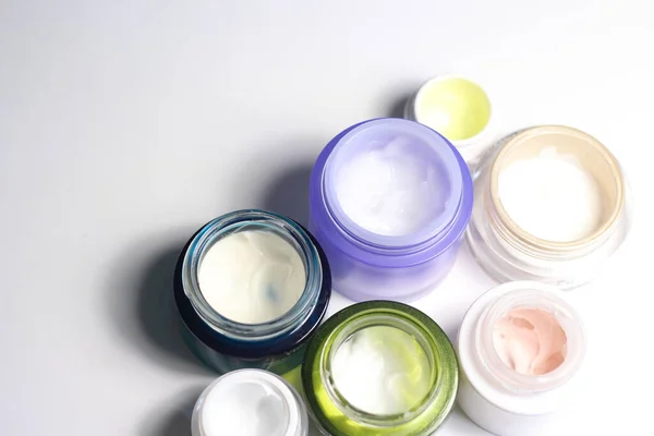 Meng Van Gezichtscrèmes Voor Een Mooie Huid Levendige Kleurrijke Potten Stockfoto