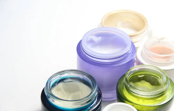 在色彩艳丽的罐子里 用面霜搅拌出美丽的皮肤 图库图片
