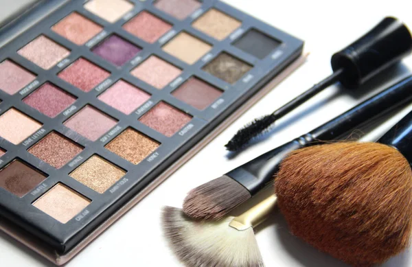 Palette Maquillage Mélange Brosses Sur Fond Blanc — Photo