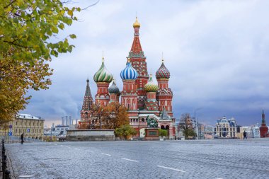 Moskova. Rusya. Aziz Basil Katedrali. Hendek üzerinde kutsal bakire şefaat katedral Kızıl Meydan Moskova'da bulunan Aziz Basil Katedrali Ortodoks tapınak olarak da adlandırılır. Yaygın olarak bilinen Rus mimarisi Anıtı.