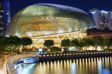 Singapore, 01/16/2018, akşam şehir. Esplanade tiyatro. Esplanade Marina Bay Rıhtımlar üzerinde bulunan sanat, Singapur'un merkezidir. Tesis modern bir modernist tarzda inşa edilmiştir.