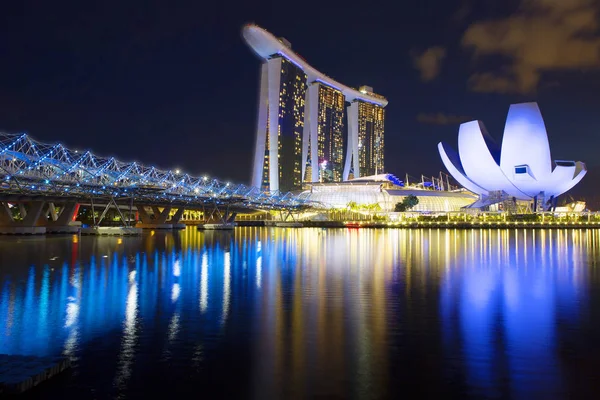 Singapur 2018 Miasto Wieczorem Helix Bridge Most Kolorowe Nabrzeże Rzeki — Zdjęcie stockowe