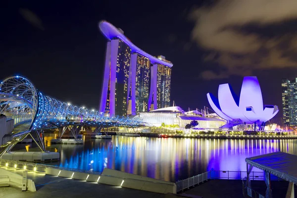 Singapur 2018 Miasto Wieczorem Helix Bridge Most Kolorowe Nabrzeże Rzeki — Zdjęcie stockowe