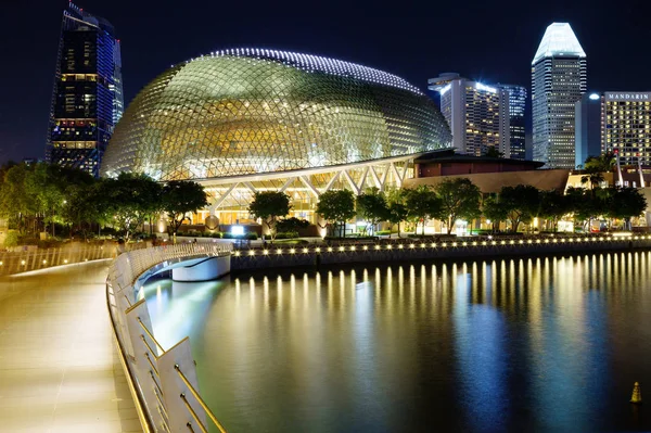 Singapore, 01/16/2018, akşam şehir. Esplanade tiyatro. Esplanade Marina Bay Rıhtımlar üzerinde bulunan sanat, Singapur'un merkezidir. Tesis modern bir modernist tarzda inşa edilmiştir.