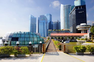 Singapore, 01/21/2018, setin. Bölge Clifford iskele. Kentin merkezi iş parçası binalarda büyük şirketleri, bankalar, bulvarlar ve kareler ile serpiştirilmiş ofisleri bulunmaktadır. Clifford pier CI tarihsel bir yer olarak kabul edilmektedir