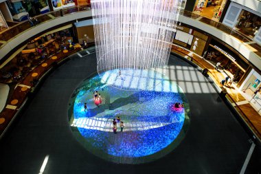 Singapore, Marina Bay Sands Singapur teamlab sistemini kullanarak yükleme 01/21/2018, ışık. Alışveriş Singapur - Marina Bay Sands en ünlü otellerinden biri olan yer alır. 