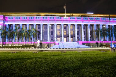 Singapore, 01/17/2018, lazer Ulusal Galeri duvarları üzerinde göster. Renkli lazer gösterisi Singapur Ulusal Galeri duvarlarında müzik eşliğinde ve her akşam düzenlenen.