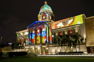 Singapore, 01/17/2018, lazer Ulusal Galeri duvarları üzerinde göster. Renkli lazer gösterisi Singapur Ulusal Galeri duvarlarında müzik eşliğinde ve her akşam düzenlenen.