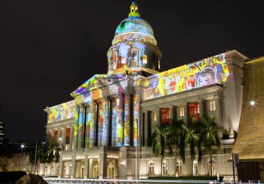 Singapore, 01/17/2018, lazer Ulusal Galeri duvarları üzerinde göster. Renkli lazer gösterisi Singapur Ulusal Galeri duvarlarında müzik eşliğinde ve her akşam düzenlenen.